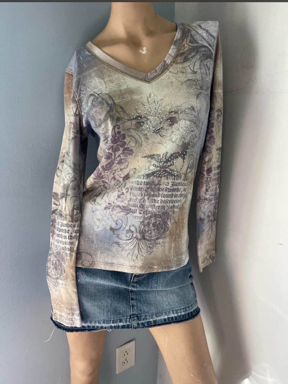 Apt. 9 V-Neck Long Sleeve Floral & Script Print Top in Taupe and Lavender